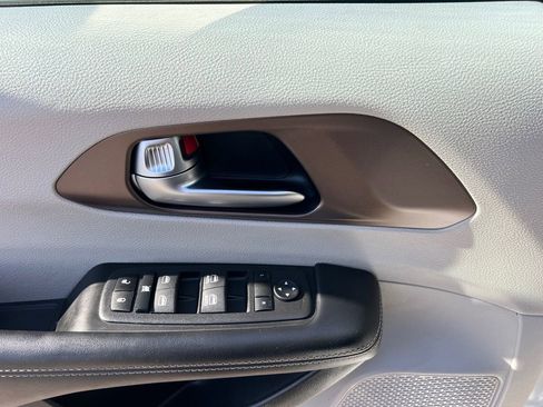Used 2022 Chrysler Voyager LX image 11