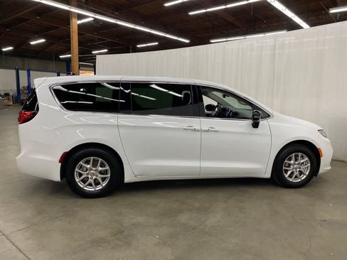 Used 2024 Chrysler Pacifica Touring-L FWD image 7