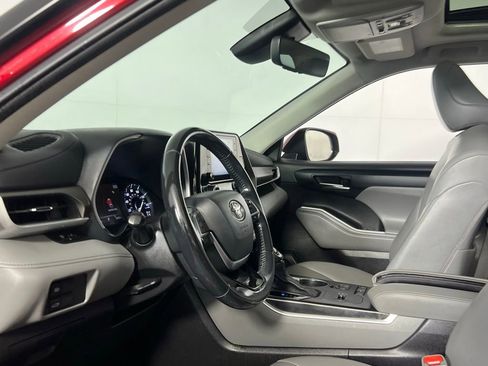 Used 2021 Toyota Highlander XLE image 20