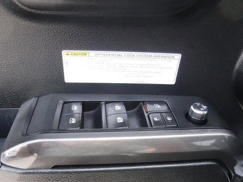 Used 2017 Toyota Tacoma TRD Off-Road image 13