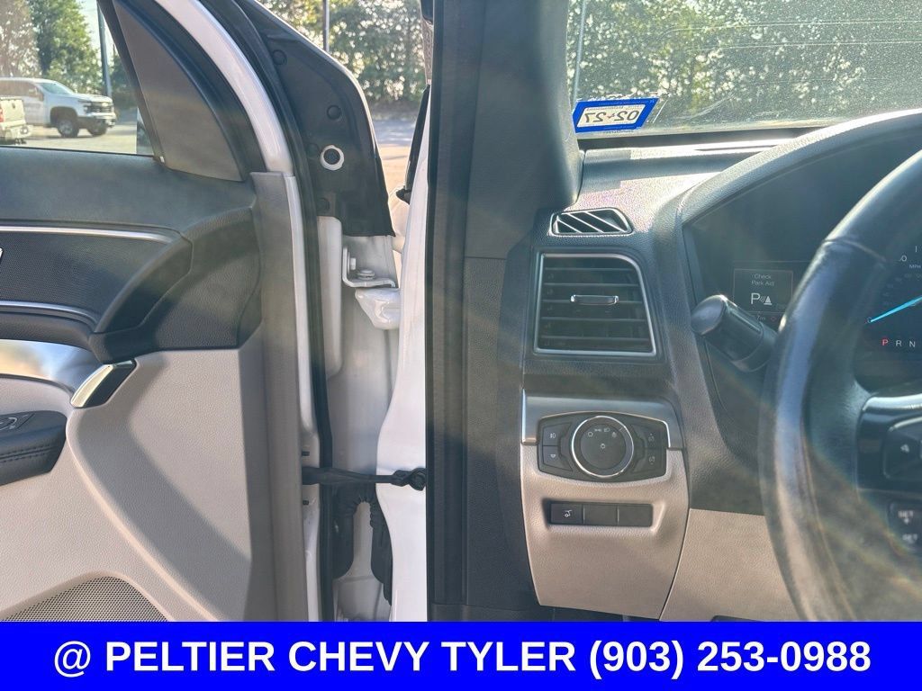Used 2018 Ford Explorer XLT w/ Equipment Group 202A FWD image 13
