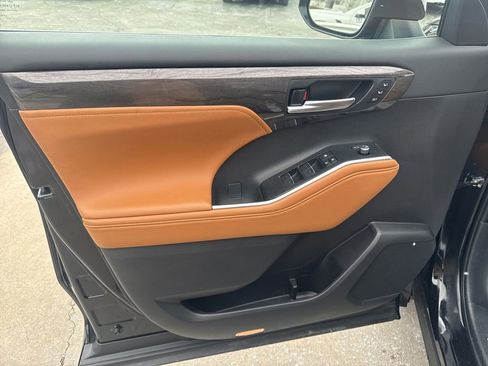 Used 2025 Toyota Highlander Platinum image 28