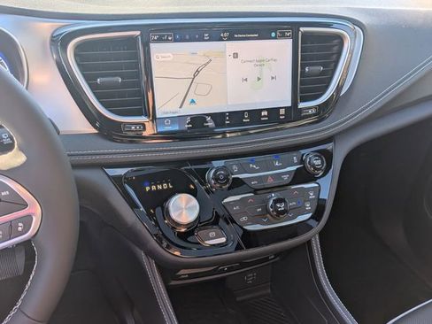 New 2026 Chrysler Pacifica Limited w/ Uconnect Theater Family Group image 18