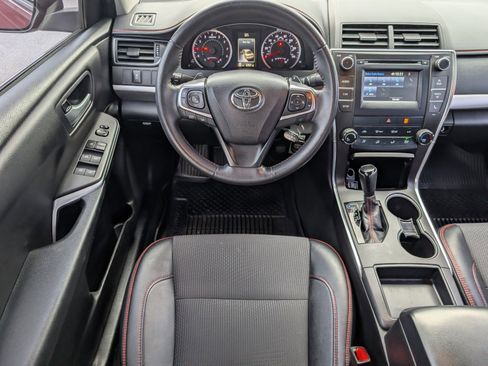 Used 2016 Toyota Camry SE w/ Moonroof Package image 10