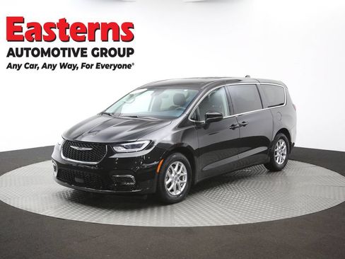 Used 2023 Chrysler Pacifica Touring-L FWD image 57