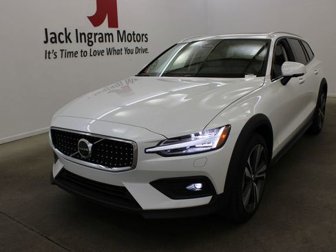 New 2026 Volvo V60 B5 Cross Country Plus w/ Climate Package image 2