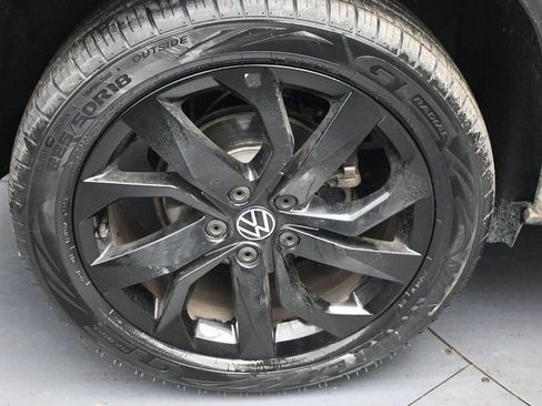 Used 2022 Volkswagen Taos SE w/ Panoramic Sunroof Package image 40