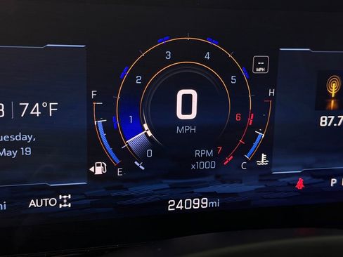 Used 2025 Chevrolet Suburban Z71 AWD/4WD image 18