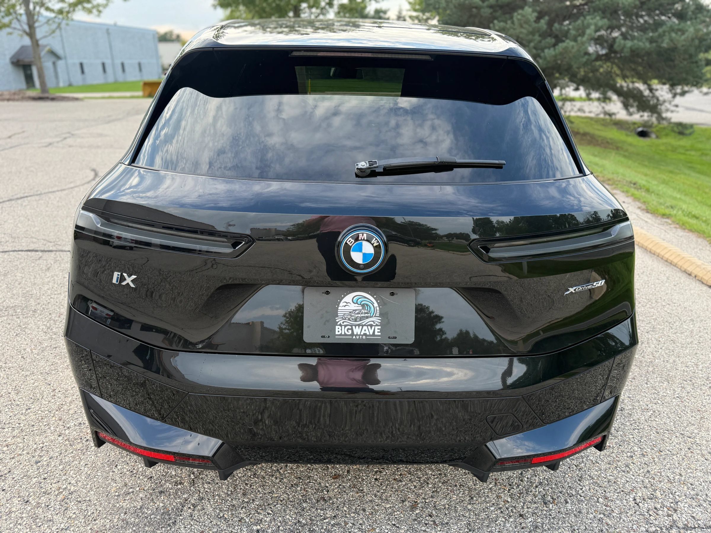 Used 2024 BMW iX xDrive50 w/ Premium Package AWD/4WD image 4