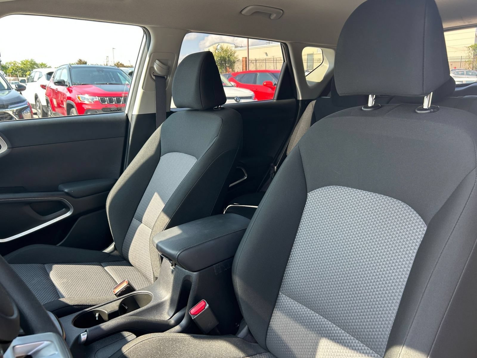 Used 2025 Kia Soul LX w/ LX Technology Package FWD image 30