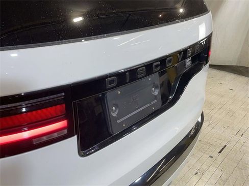 Used 2025 Land Rover Discovery Dynamic SE image 12