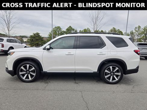 Used 2025 Honda Pilot Touring image 4