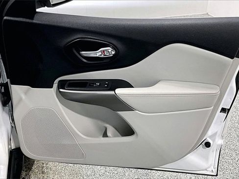 Used 2021 Jeep Cherokee Latitude Lux w/ Sun & Sound Group image 30