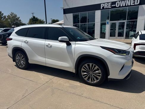 Used 2020 Toyota Highlander Platinum AWD/4WD image 3