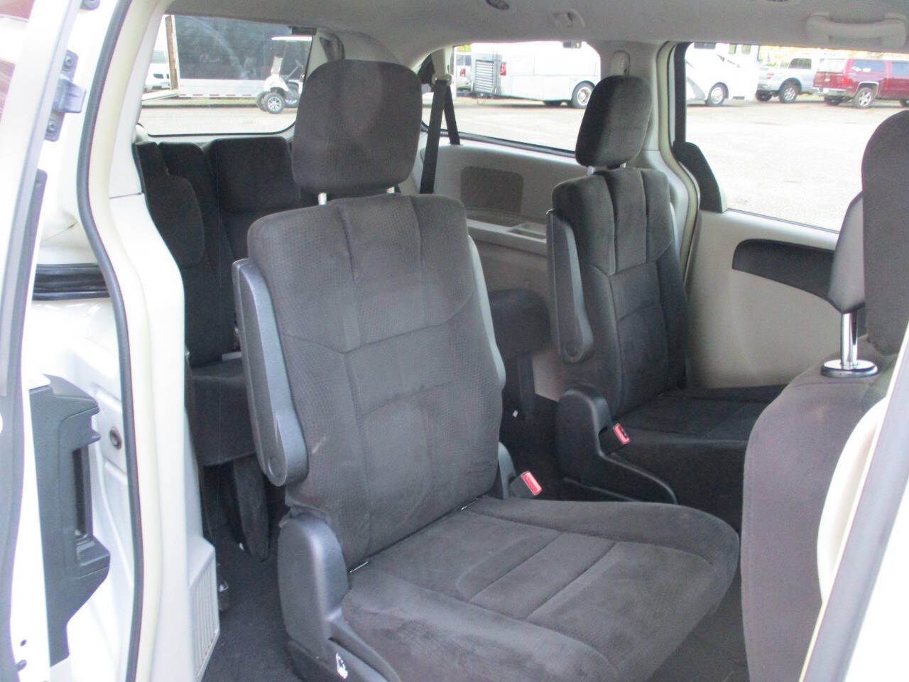 Used 2012 Chrysler Town & Country Touring FWD image 26