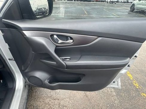Used 2015 Nissan Rogue SV AWD/4WD image 16