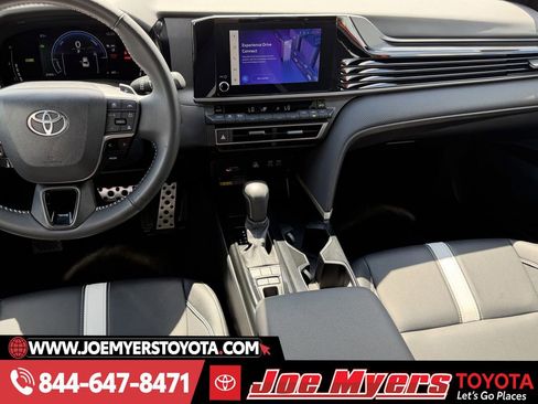Used 2025 Toyota Camry SE image 17