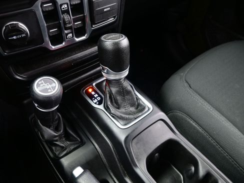 Certified 2021 Jeep Gladiator Willys image 19