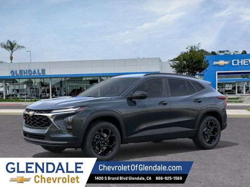 New 2026 Chevrolet Trax LT w/ Driver Confidence Package FWD image 2