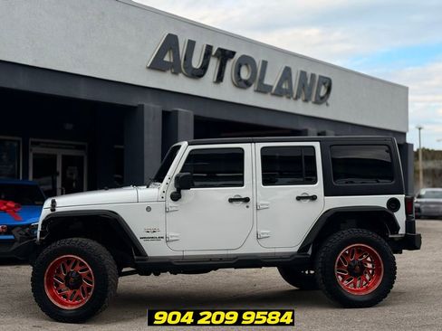 Used 2017 Jeep Wrangler Unlimited Sahara w/ Max Tow Package AWD/4WD image 4