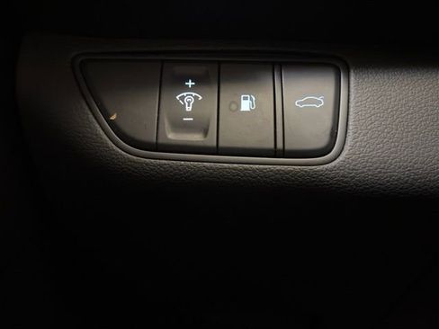 Used 2025 Genesis G70 2.5T image 40