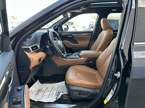 Used 2024 Toyota Highlander Platinum image 14