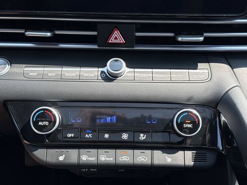 Certified 2024 Hyundai Elantra Limited FWD image 7