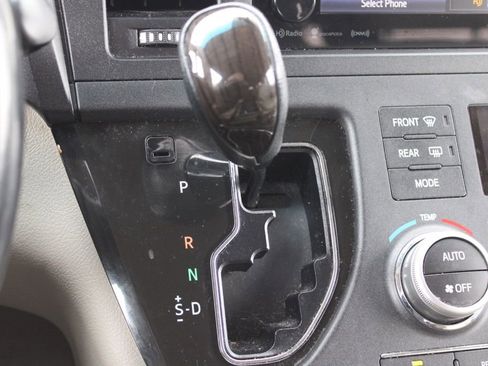 Used 2017 Toyota Sienna XLE Premium image 43