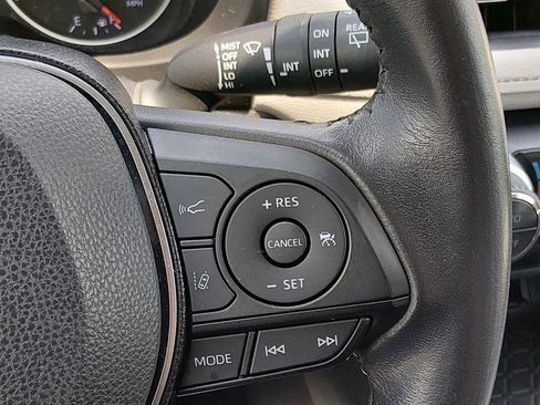 Used 2019 Toyota RAV4 XLE Premium FWD image 22