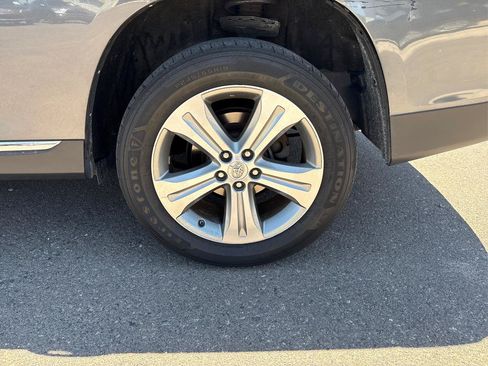 Used 2011 Toyota Highlander Limited w/ Tow Pkg AWD/4WD image 34