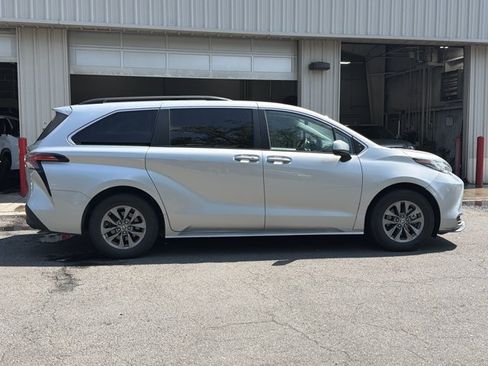 Used 2022 Toyota Sienna LE AWD/4WD image 4
