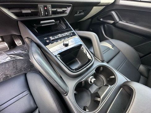 Used 2024 Porsche Cayenne S image 25