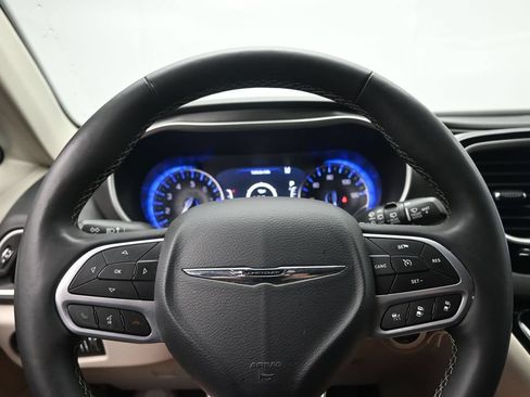 Used 2024 Chrysler Pacifica Touring-L FWD image 12