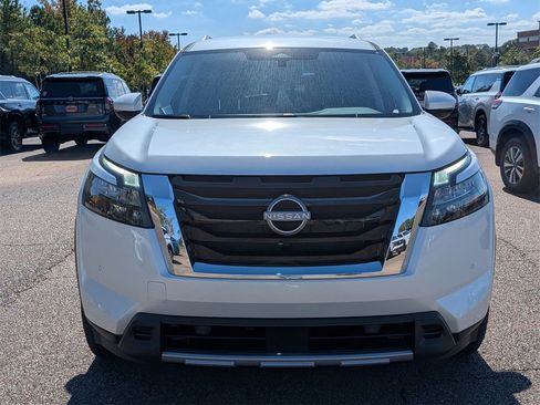 New 2025 Nissan Pathfinder SL image 2