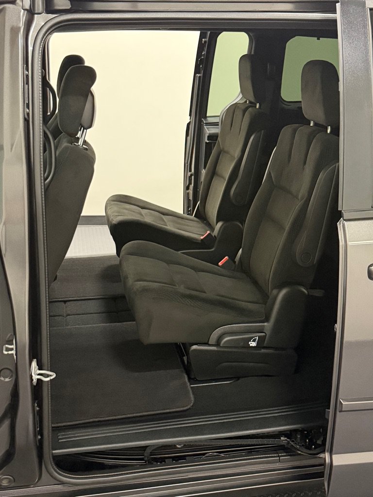 Used 2016 Dodge Grand Caravan SXT FWD image 9