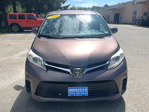 Used 2018 Toyota Sienna LE image 2