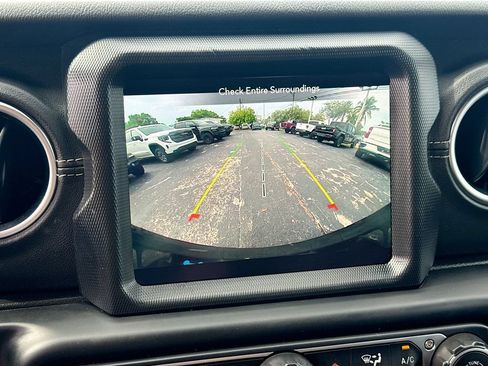 Used 2023 Jeep Wrangler Unlimited Sahara AWD/4WD image 15
