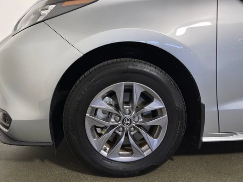 Used 2025 Toyota Sienna LE w/ LE Plus Package FWD image 11