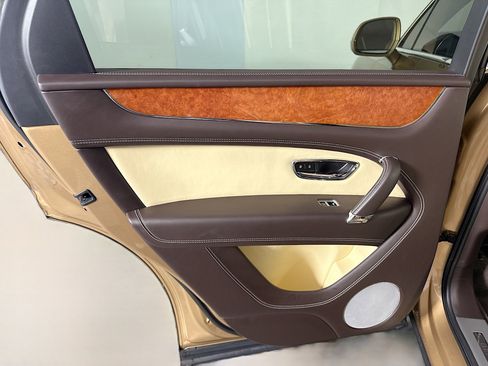 Used 2019 Bentley Bentayga image 26