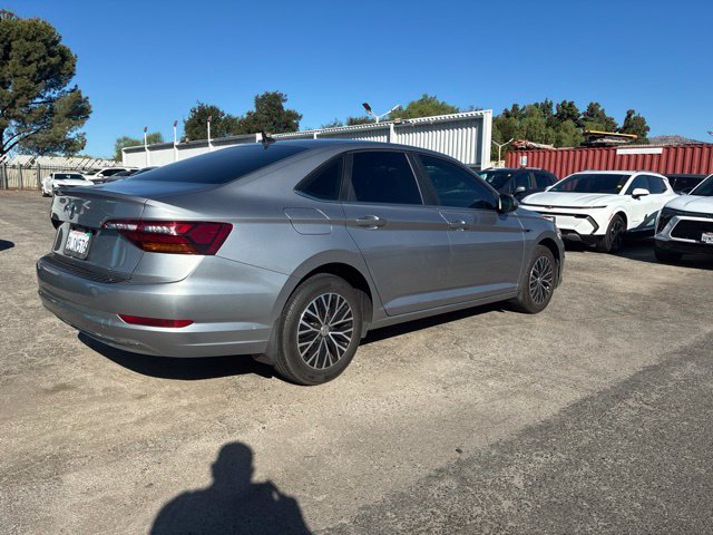 Used 2019 Volkswagen Jetta SEL w/ Cold Weather Package FWD image 3
