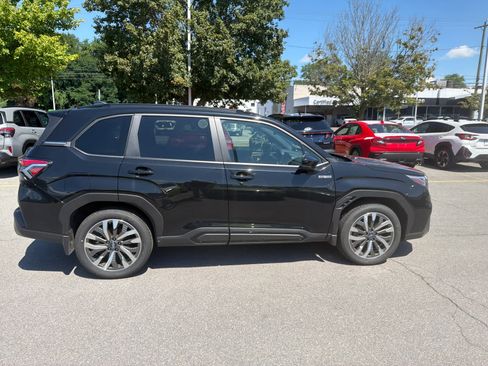 Used 2025 Subaru Forester Touring AWD/4WD image 5