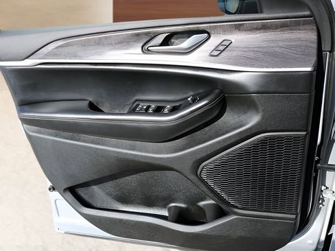 Used 2023 Jeep Grand Cherokee L Limited w/ Luxury Tech Group II image 11