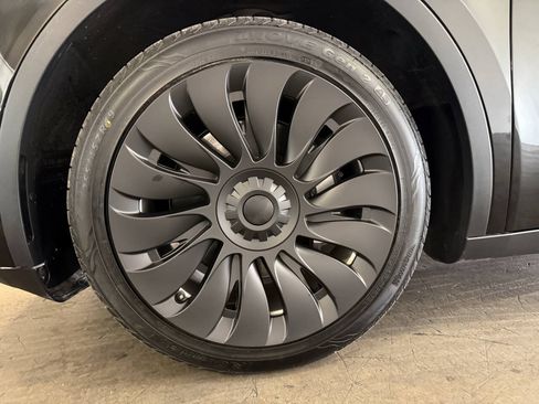 Used 2023 Tesla Model Y Long Range AWD/4WD image 24