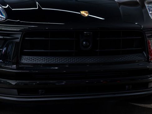Certified 2025 Porsche Macan AWD/4WD image 18