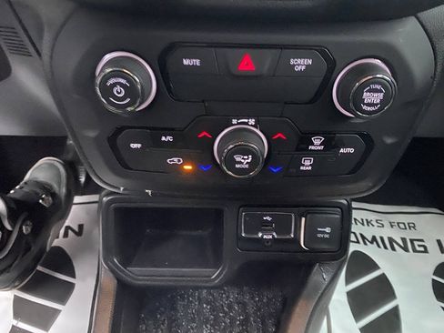 Used 2019 Jeep Renegade Latitude FWD image 25