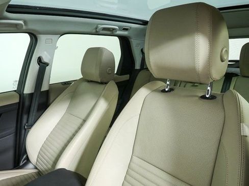 Used 2023 Land Rover Discovery Sport SE image 3