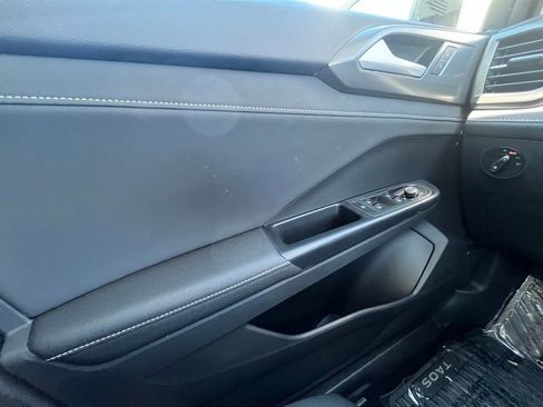 Certified 2025 Volkswagen Taos SE image 12