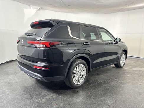 Used 2023 Mitsubishi Outlander ES image 11