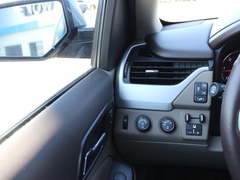 Used 2016 GMC Yukon XL SLT w/ Open Road Package AWD/4WD image 9
