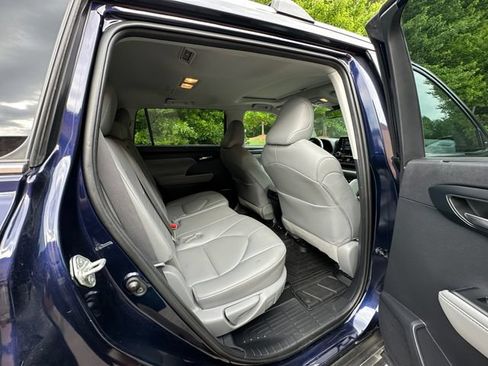 Used 2020 Toyota Highlander XLE FWD image 17